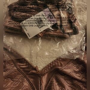 NEW Bali Elegant Lace Women's Latte Tan, Taupe, Light Brown Bra, Wireless 38D